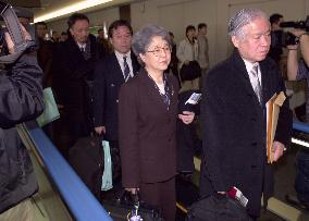 Abductees' families leave for U.S. to seek help